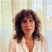Tenaz, comprometida, trabajadora, divertida, flexible y con recursos.